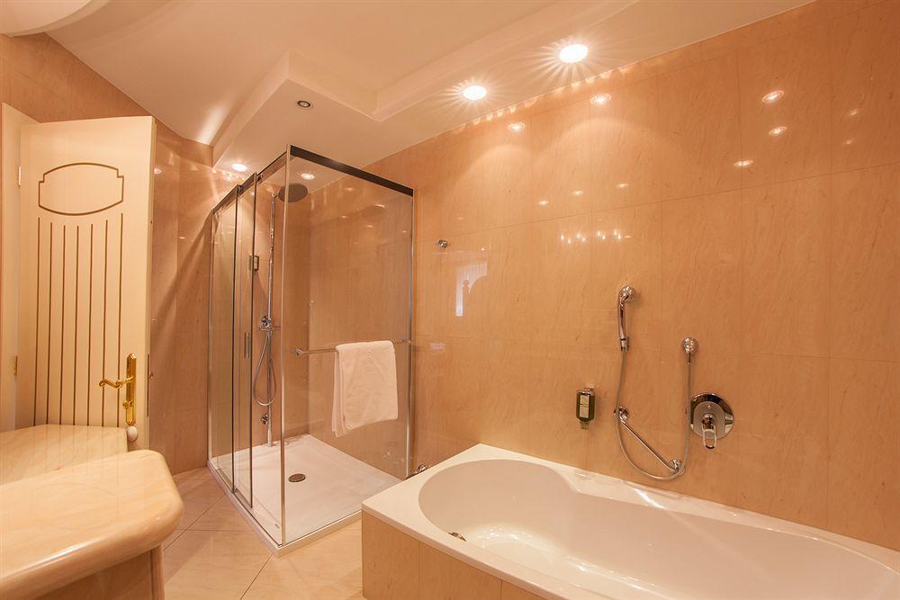 Cityhotel Goldener Adler B&B Chiusa Kültér fotó