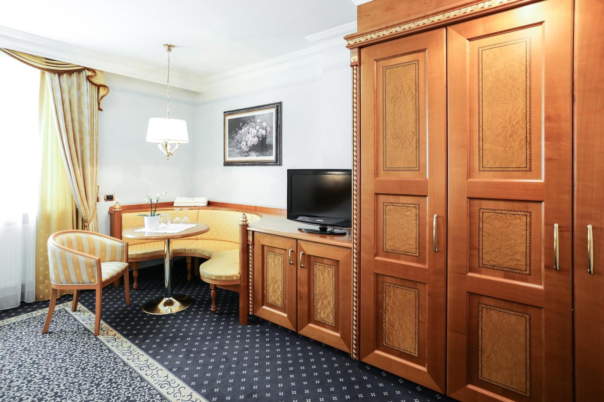 Cityhotel Goldener Adler B&B Chiusa Kültér fotó