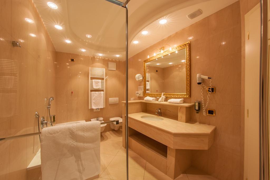 Cityhotel Goldener Adler B&B Chiusa Szoba fotó