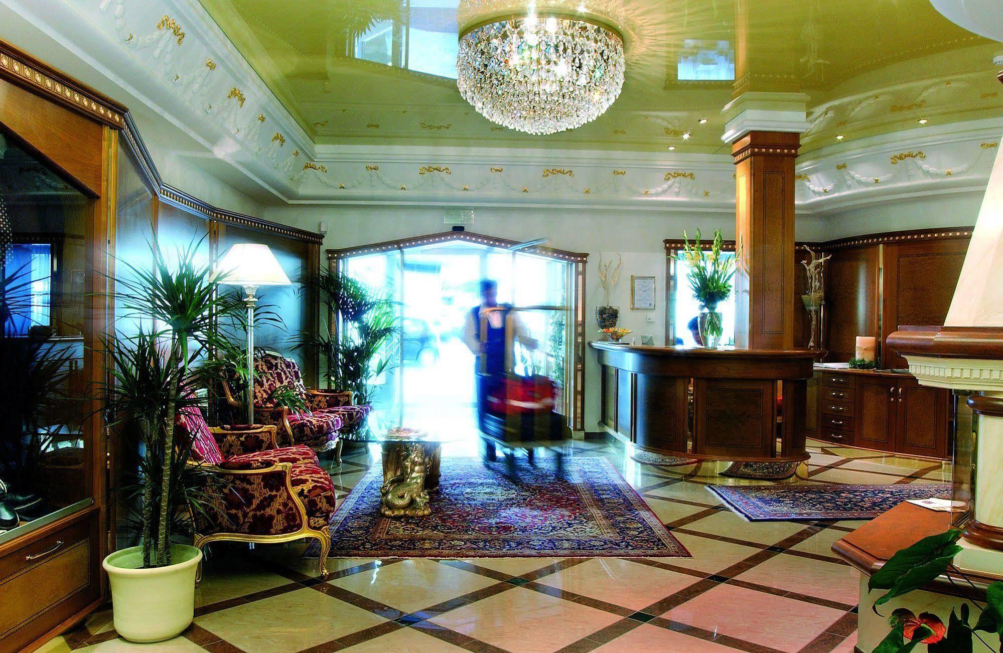Cityhotel Goldener Adler B&B Chiusa Kültér fotó